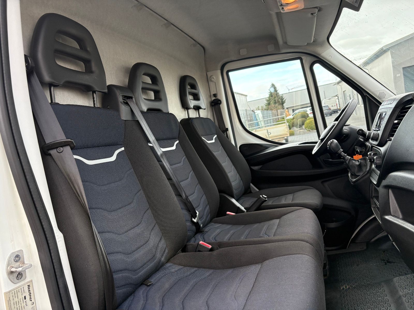 Fahrzeugabbildung Iveco Daily Kasten HKa 35 S ... V Radstand 3520 L/3-SI