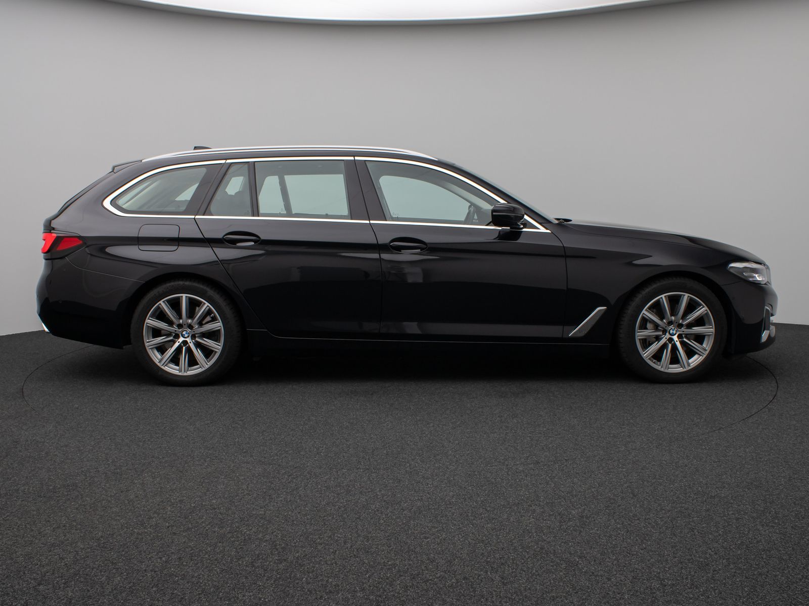 Fahrzeugabbildung BMW 530d LuxuryLine Panorama Kamera HiFi AHK Komfort