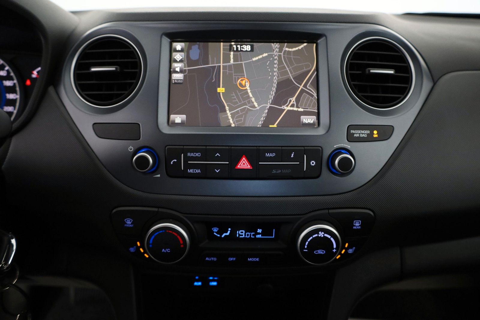 Fahrzeugabbildung Hyundai i10 YES! Plus,Autom.,Navi,SH, PDC, 8fach bereift