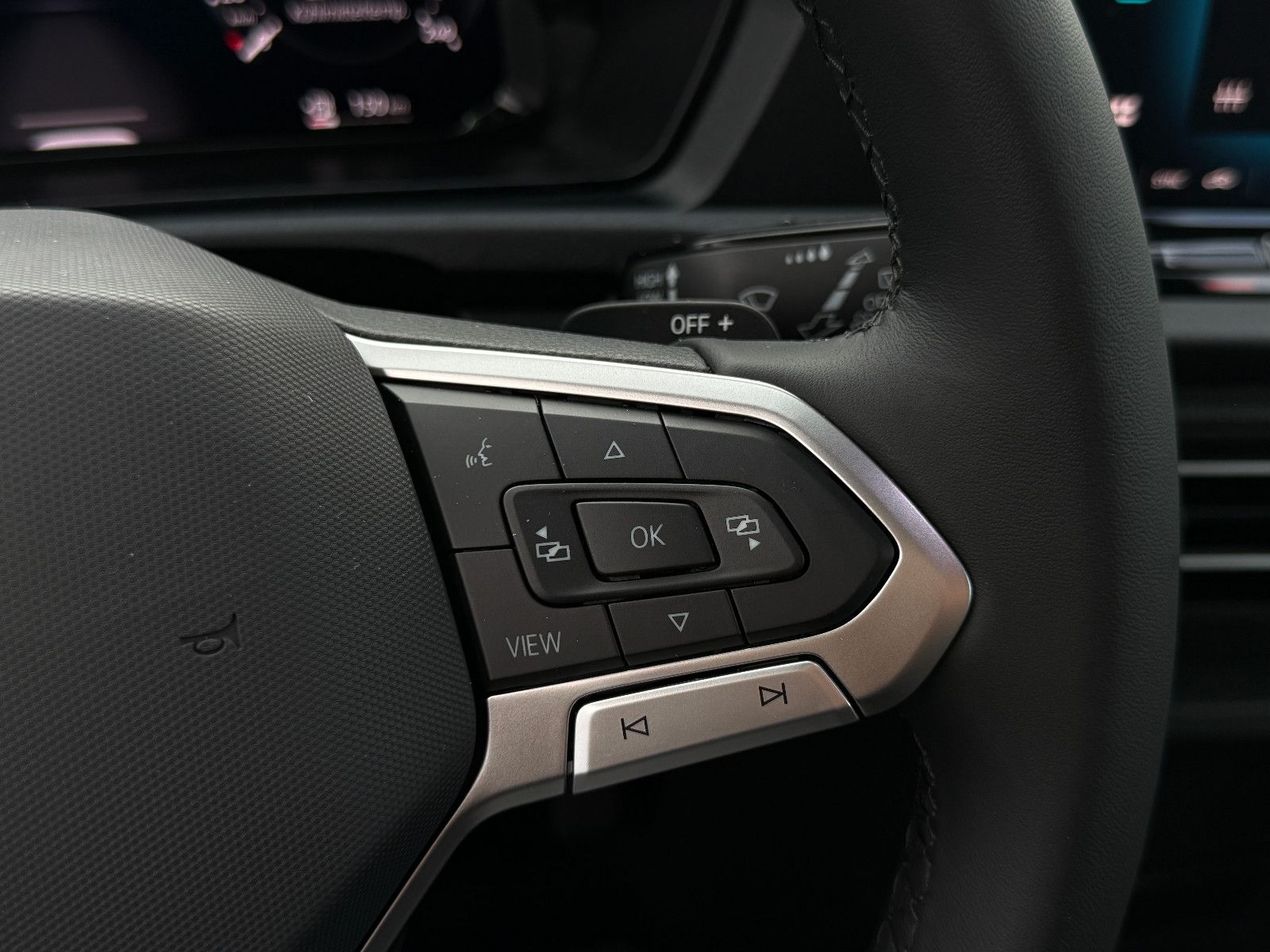 Fahrzeugabbildung Volkswagen Caddy Life Maxi TSI DSG ACC AHK LED Kamera Sthz