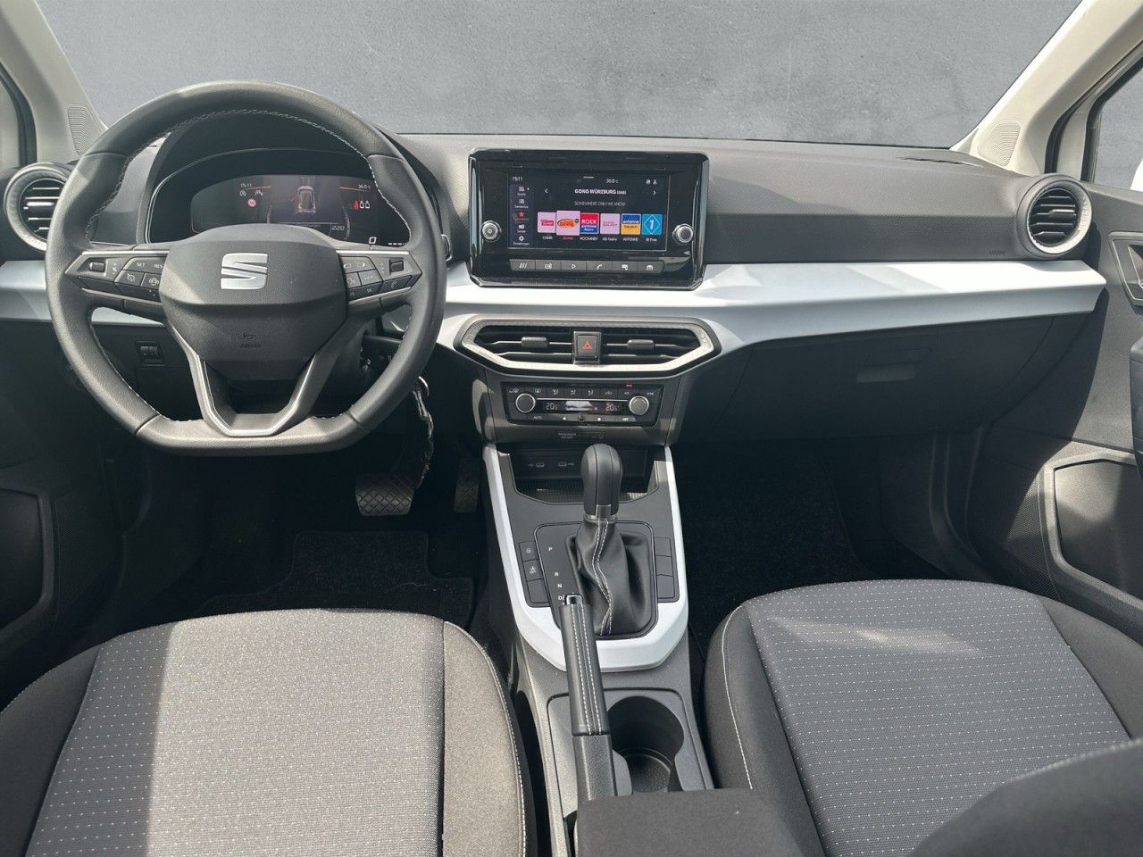 Fahrzeugabbildung SEAT Arona 1.0TSI 116PS Style Edition*AHK*1Hnd* - mit KI generiert/bearbeitet