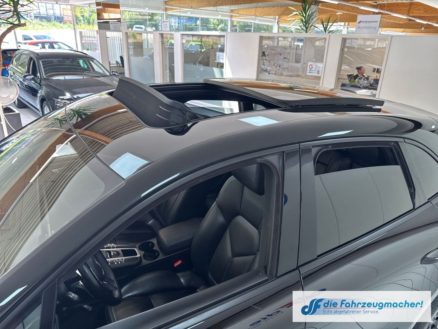 Fahrzeugabbildung Porsche Macan DE-Auto Pano Navi Memory S Soundsy LED Dyn