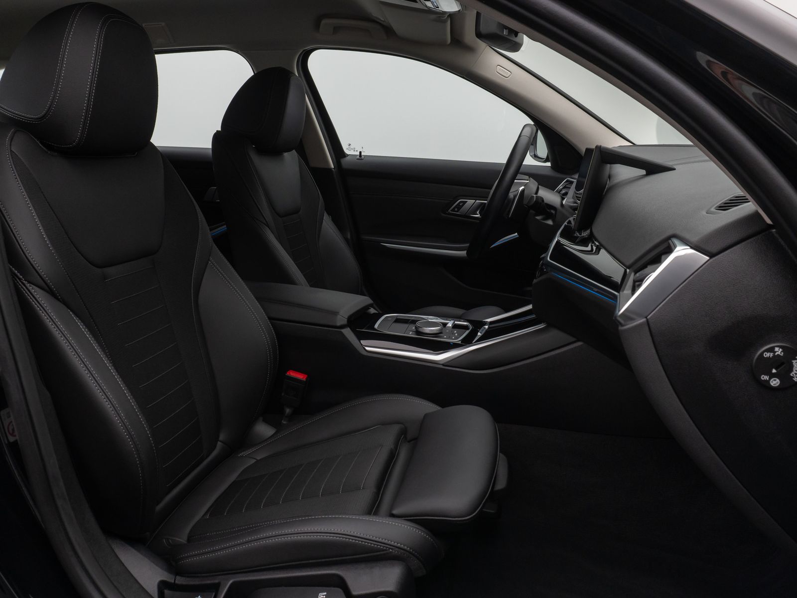 Fahrzeugabbildung BMW 318d Kamera DAB HiFi HUD Leder Komfort Sport LED