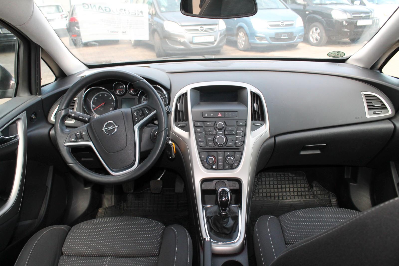 Opel Astra 2011 — photo 9