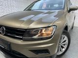 Volkswagen Tiguan Trendline+AHK+ALU+MET+TEMPOMAT - mit Benzin-Antrieb: Beige, Geländewagen