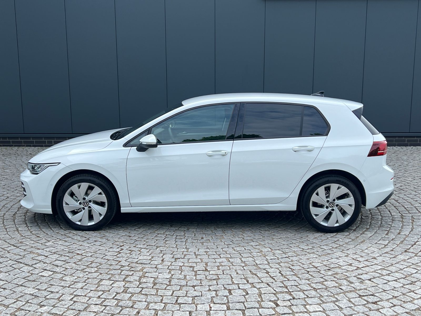Fahrzeugabbildung Volkswagen Golf VIII Life 1.5 eTSI DSG *LED, ACC, Kamera, 1