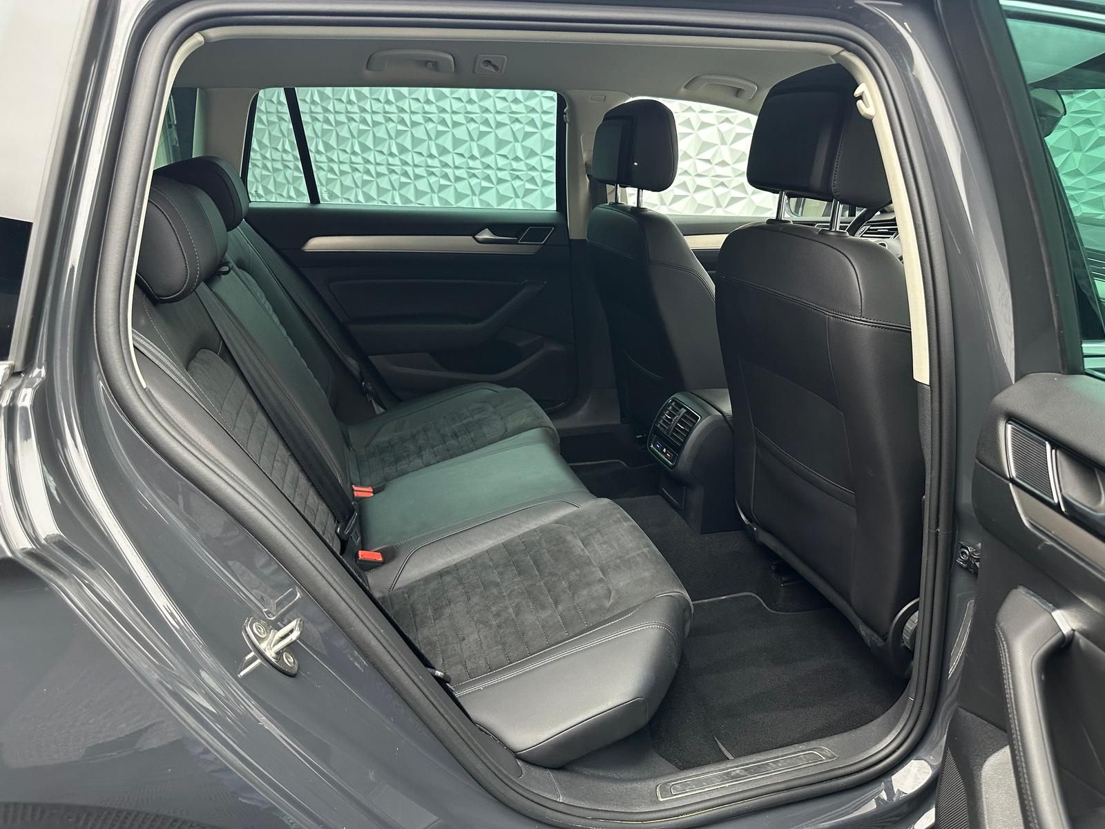 Fahrzeugabbildung Volkswagen PASSAT 2.0 TDI HIGHLINE/ACC/DCC/HUD/LED/RCAM/PDC