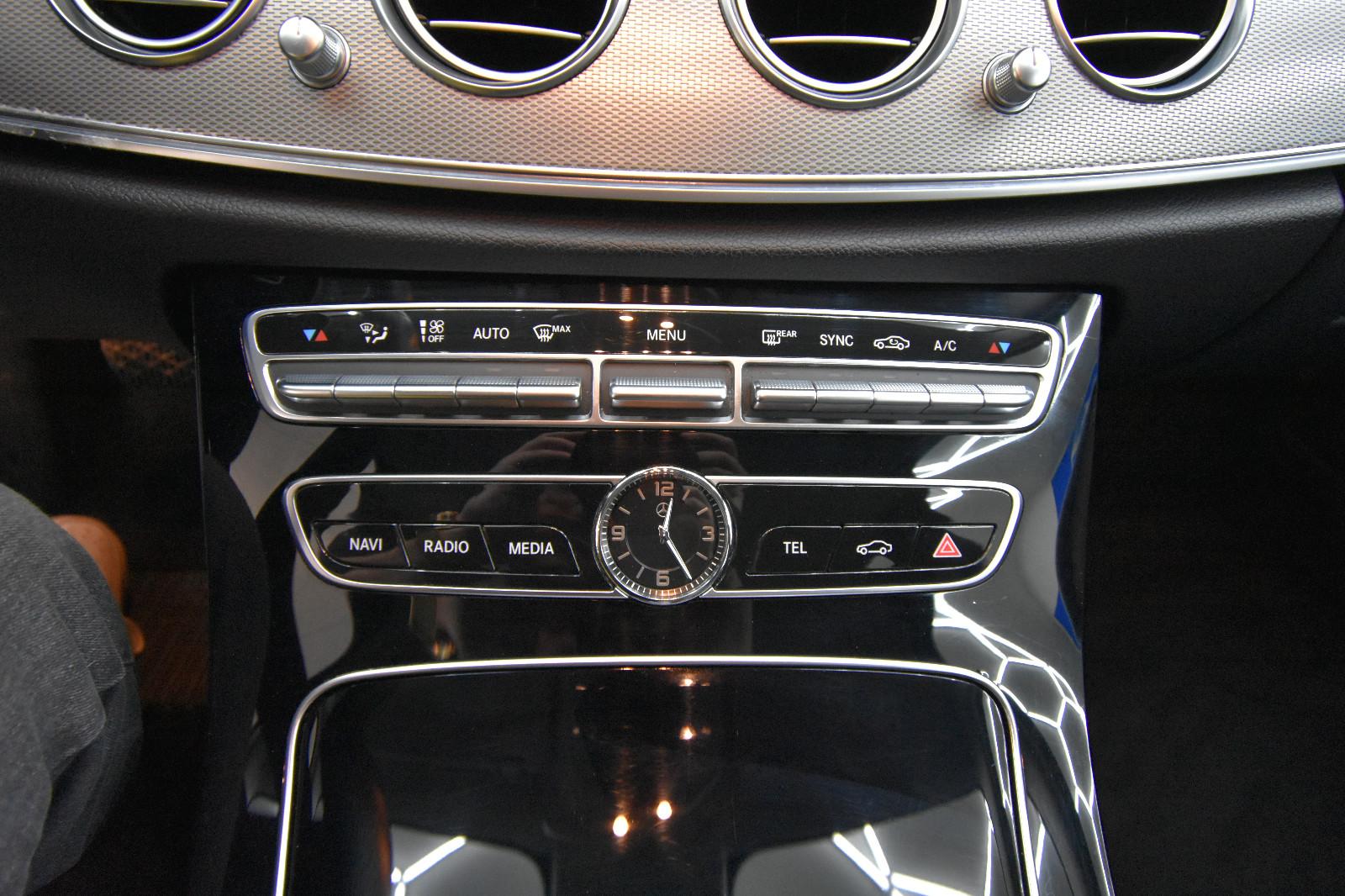 Mercedes-Benz E 220  SHZ AHK RFK LED Ambiente.
