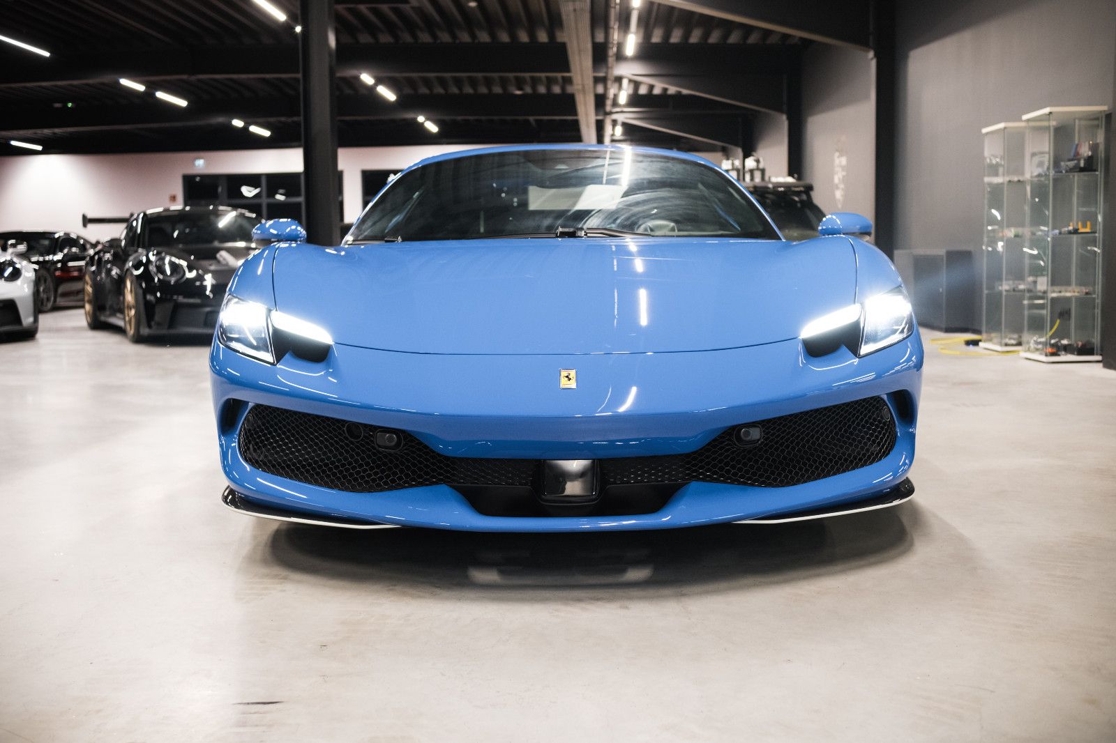 Fahrzeugabbildung Ferrari 296 GTS Sonderfarbe-Lift-Carbonsitz-Hifi-System