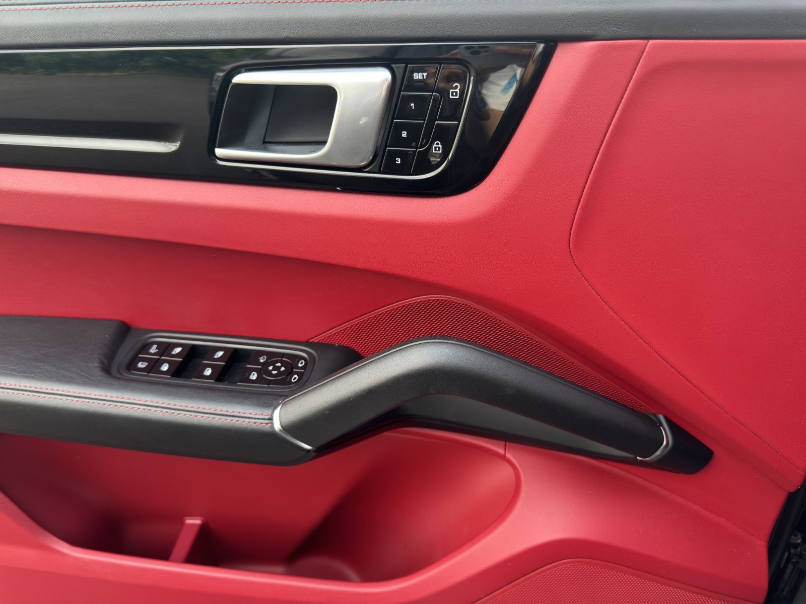Fahrzeugabbildung Porsche Cayenne E-Hybrid*Matrix*AHK*Carplay*Bose*Head-up
