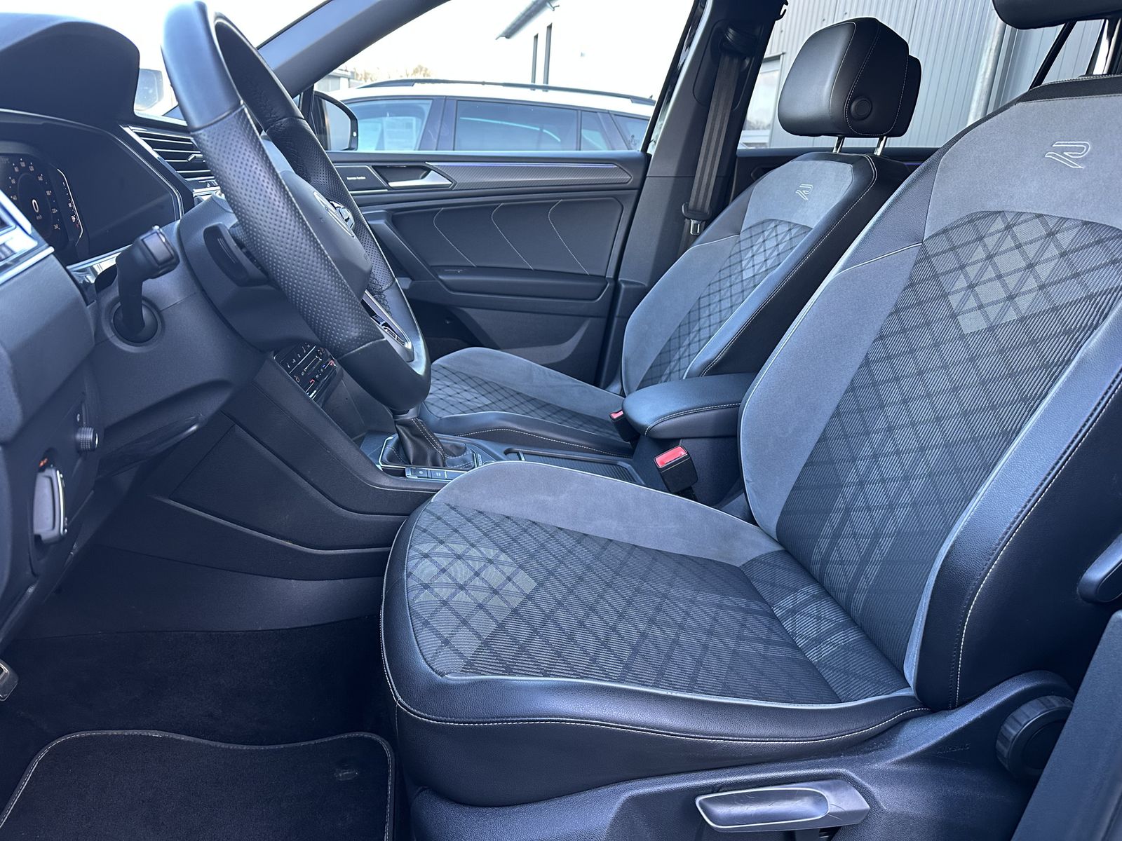 Fahrzeugabbildung Volkswagen Tiguan Allspace R-Line 4M NAV+LED+AHK+20ZO+360°