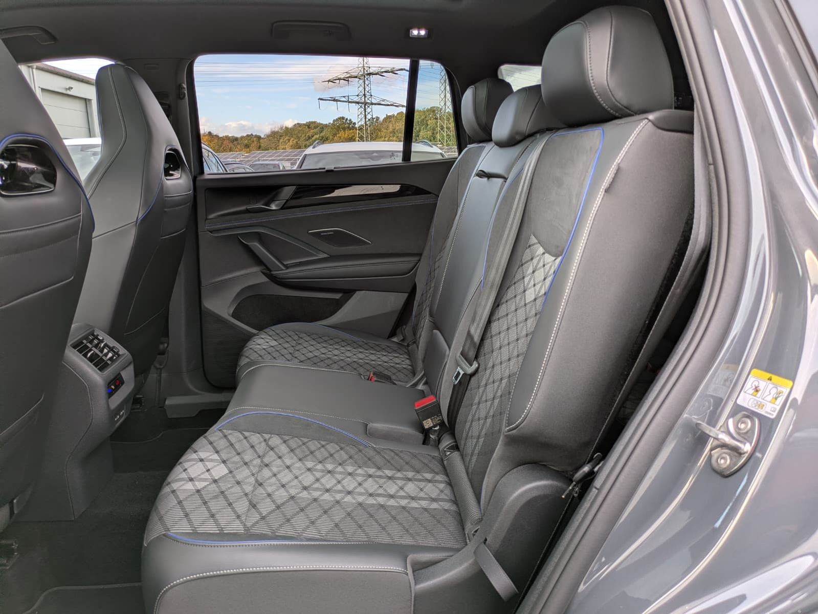 Fahrzeugabbildung Volkswagen Tayron 2.0 TDI 4M R-Line 7Si*MATRIX*AHK*PANO*HUD