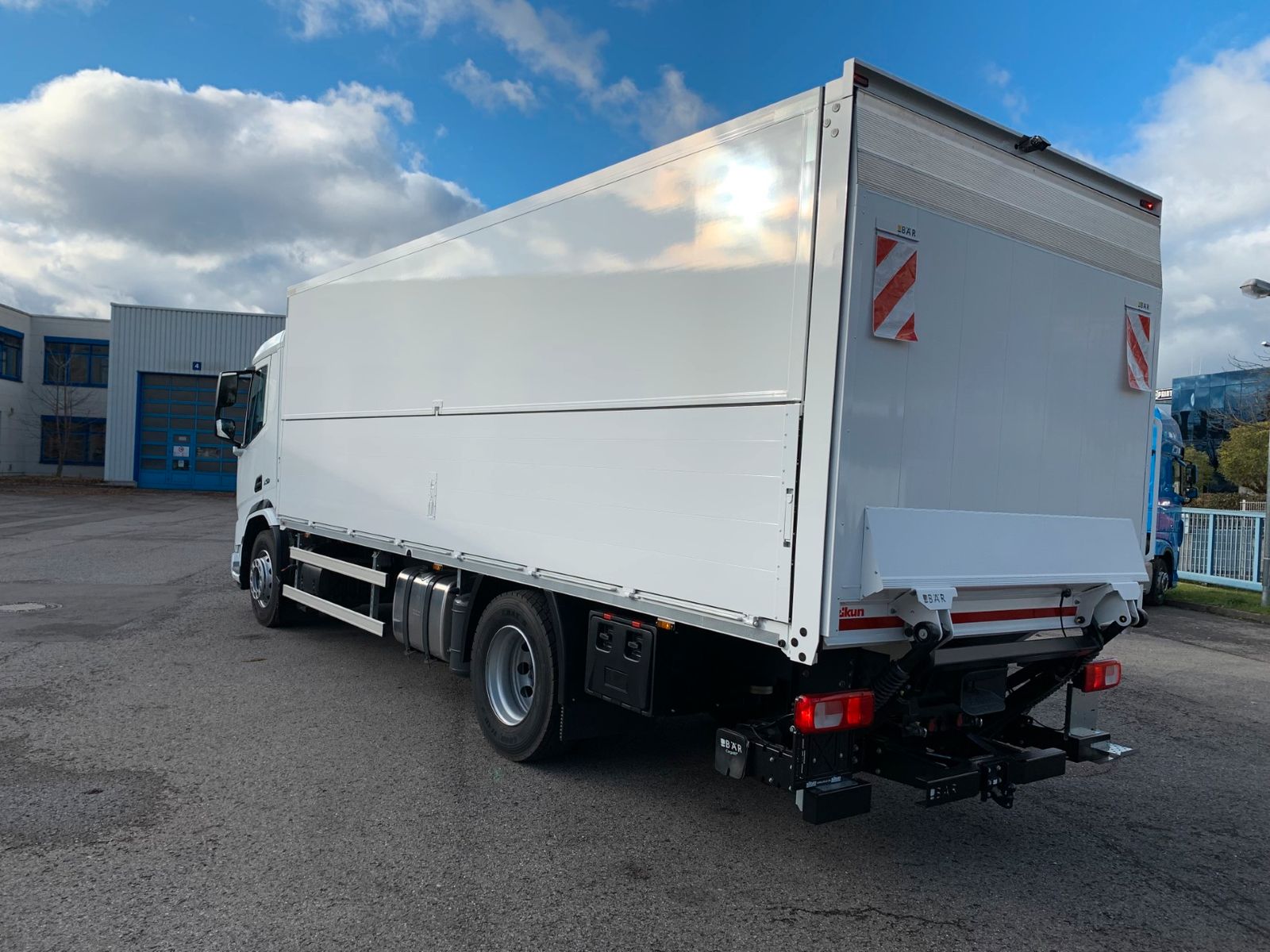 Fahrzeugabbildung DAF FA XD 370 zikun Swing-Board-Aufbau