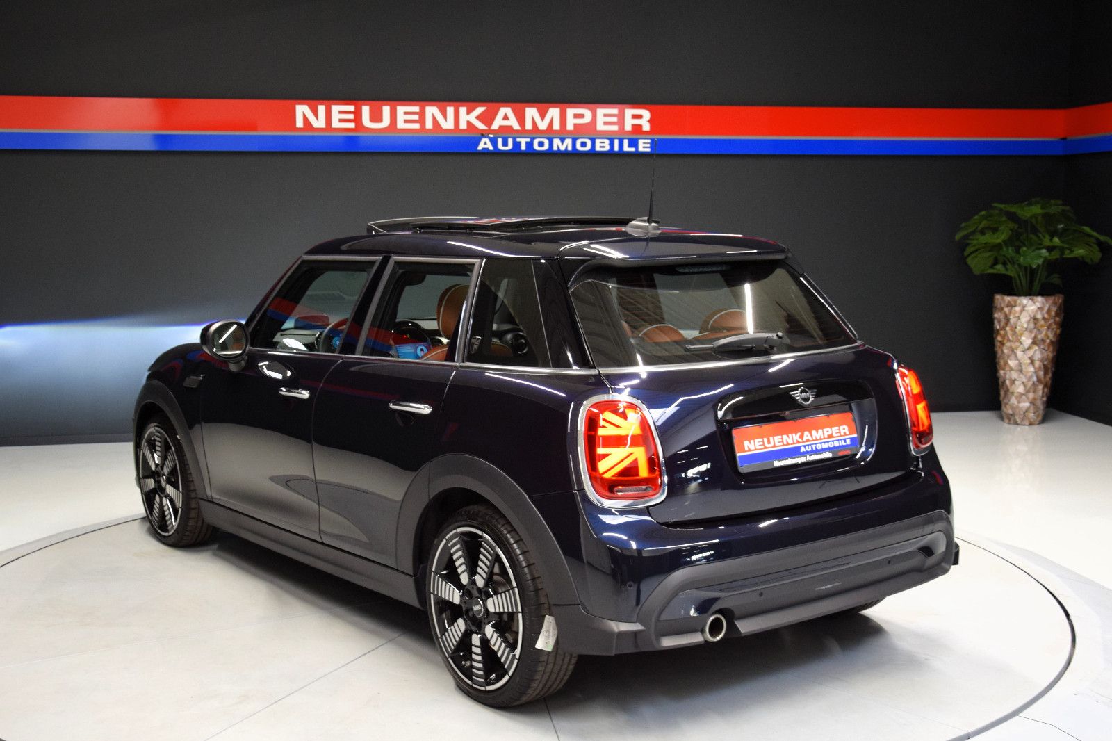 Fahrzeugabbildung MINI Cooper MINI Yours Trim Steptronic Pano Leder HuD