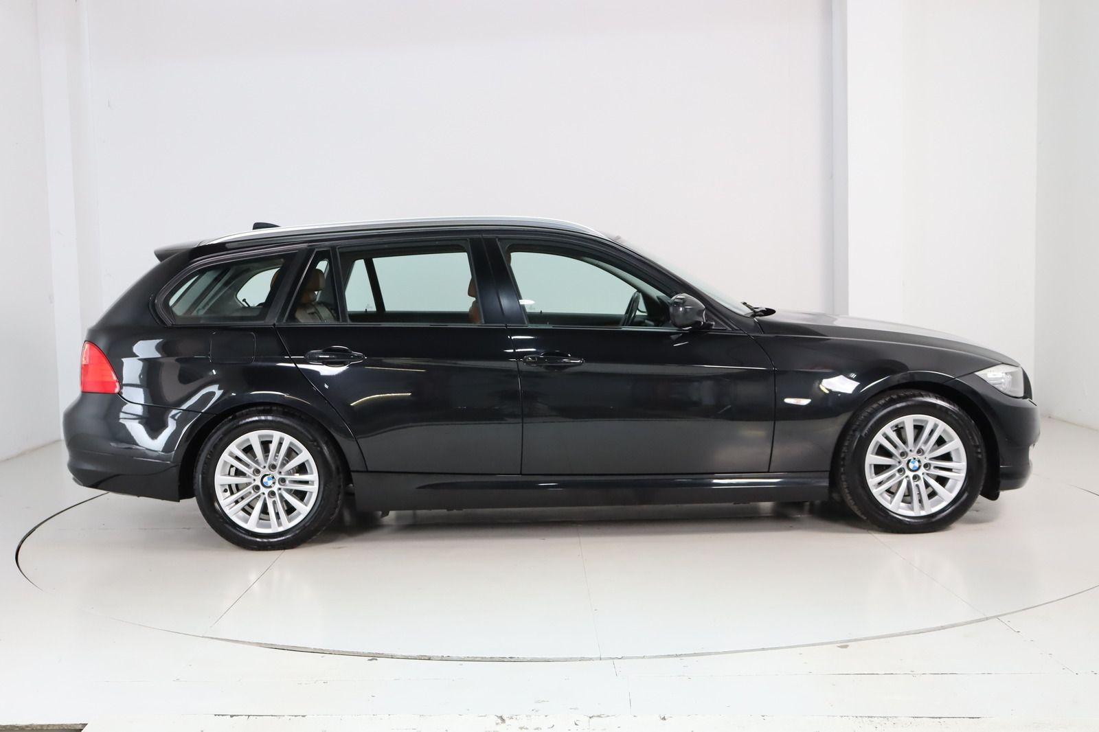 Fahrzeugabbildung BMW 318 i Touring * Xenon * Leder * Pano *