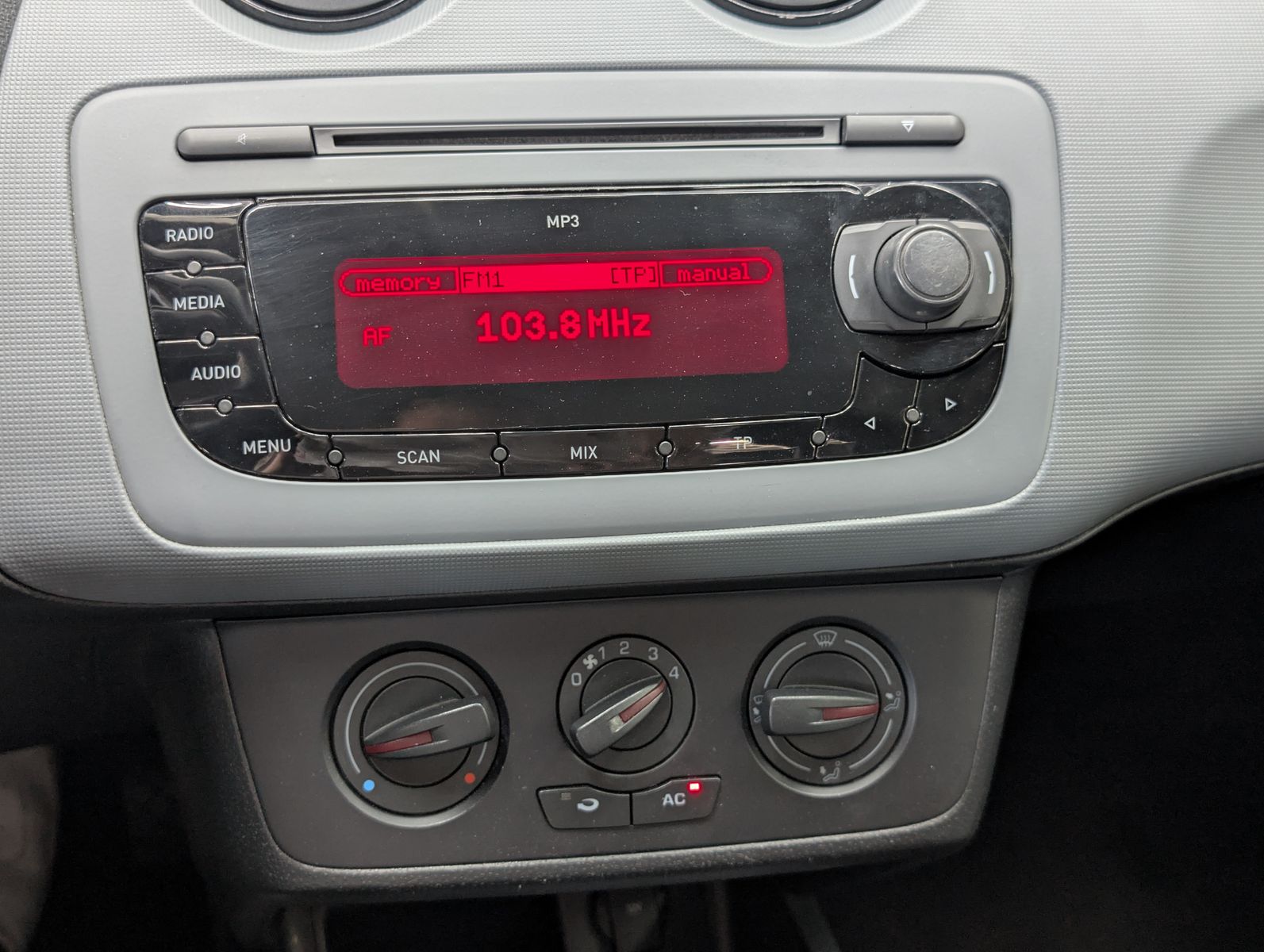 Fahrzeugabbildung SEAT Ibiza Reference Limo 1.4 EURO 5 TÜV KLIMA AUX