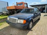Mercedes-Benz E 230 W124 Limousine - blaue Mercedes-Benz E 230