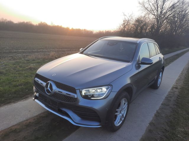 MERCEDES-BENZ GLC 300 de 4M AMG/Pano/HeadUpDisplay/KeyLessGo