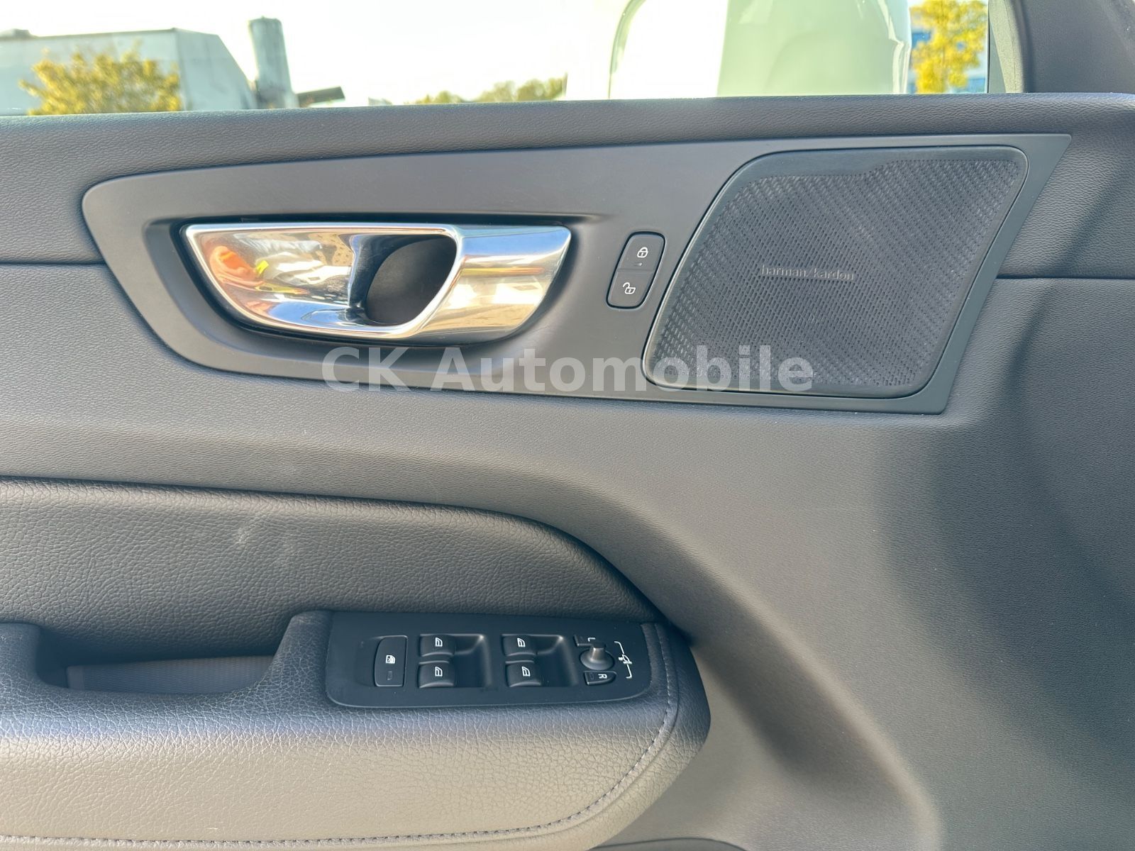 Fahrzeugabbildung Volvo XC60 B4 Momentum Pro AWD/Navi/Leder/Pano/LED/Kam