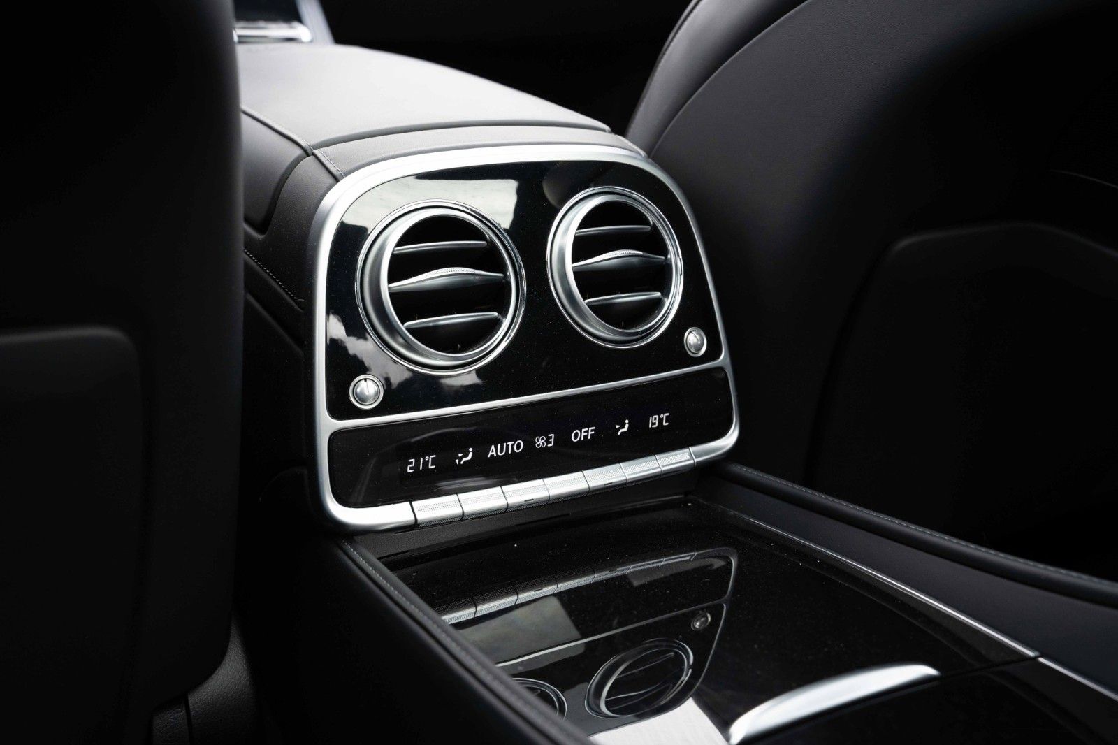 Fahrzeugabbildung Mercedes-Benz S 63 AMG L 4MATIC BURM PANO HUD LED DVD 360°