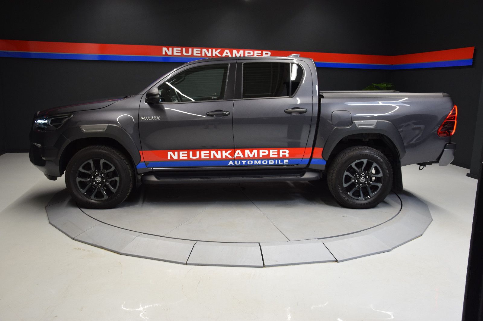 Fahrzeugabbildung Toyota Hilux 4x4 Invincible DoKa AHK JBL Keyless LED