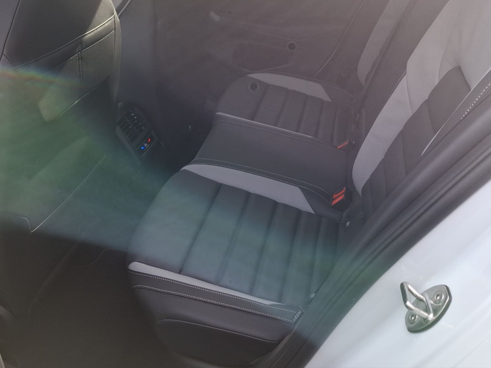 Volkswagen Golf GTE 177 PS DSG | PANO | HUD | AHZV. uvm. imagem 3