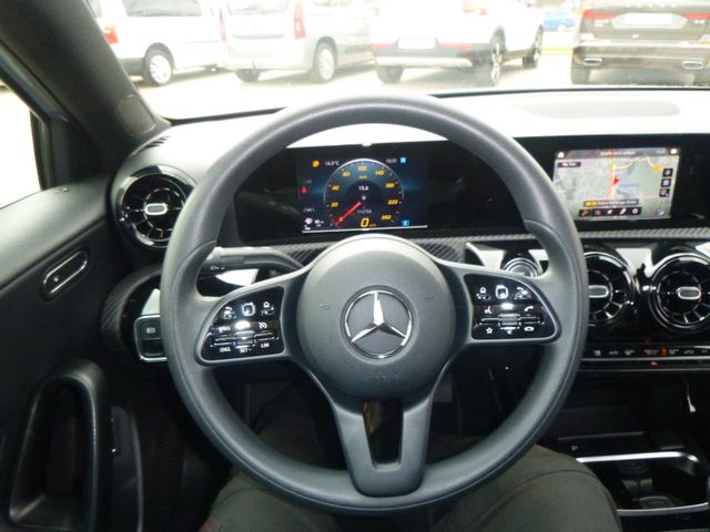 Fahrzeugabbildung Mercedes-Benz A 180 Limousine >NAV/LED/KAM/PDC/SHZ<
