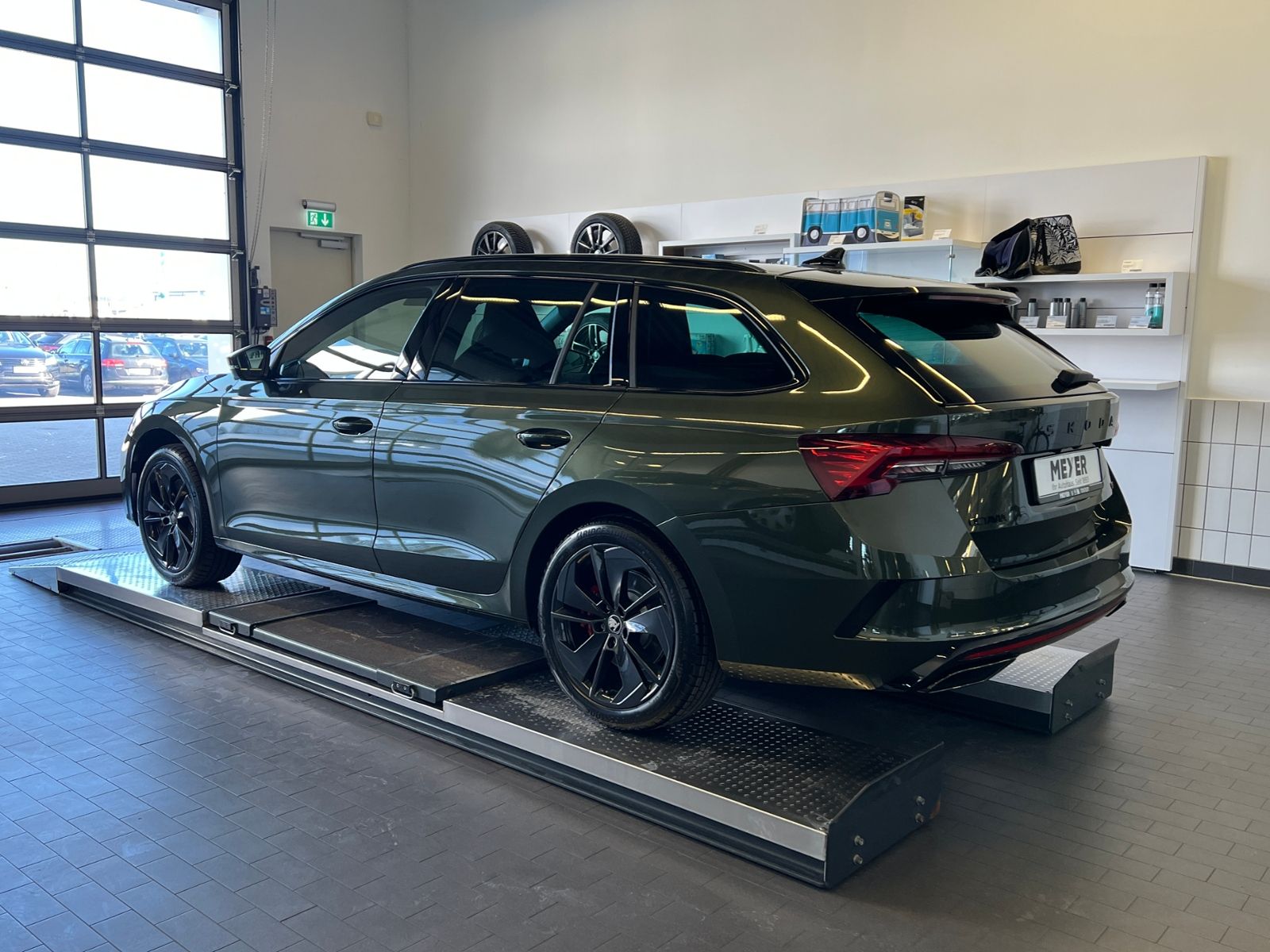 Fahrzeugabbildung SKODA Octavia Combi RS 2.0 TSI DSG *Panorama, AHK, Ind