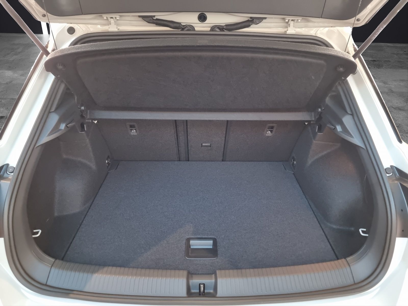 Fahrzeugabbildung Volkswagen T-Roc TSI R-Line DSG IQ.Light ACC SHZ RearView A