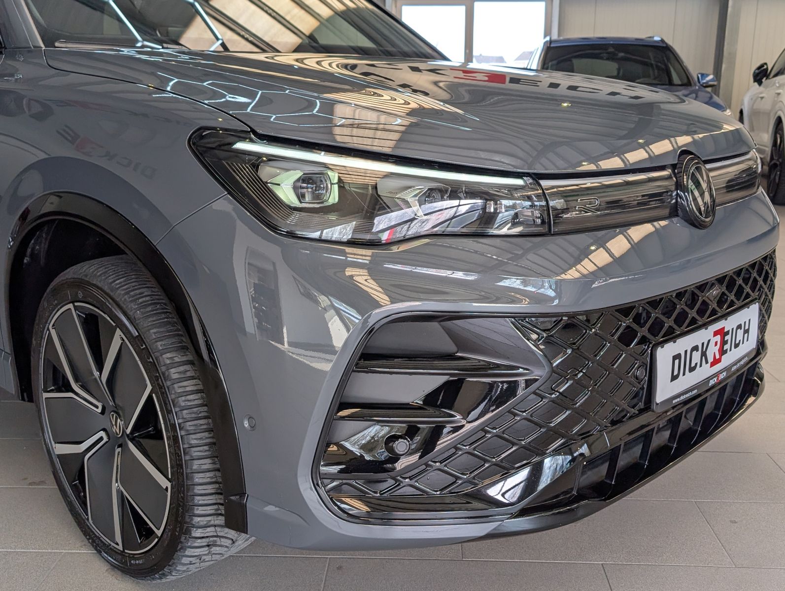 Photo du véhicule Volkswagen Tiguan 2.0TDI R-Line 4M Pano Black AHK Matrix 20