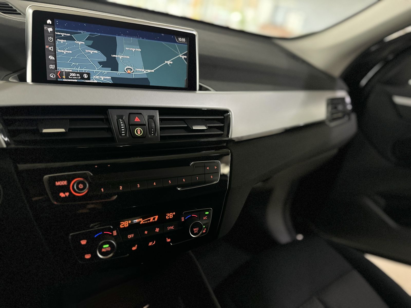 Fahrzeugabbildung BMW X1 xD25e Navi PDC GeschwindigReg DAB ParkAss LED