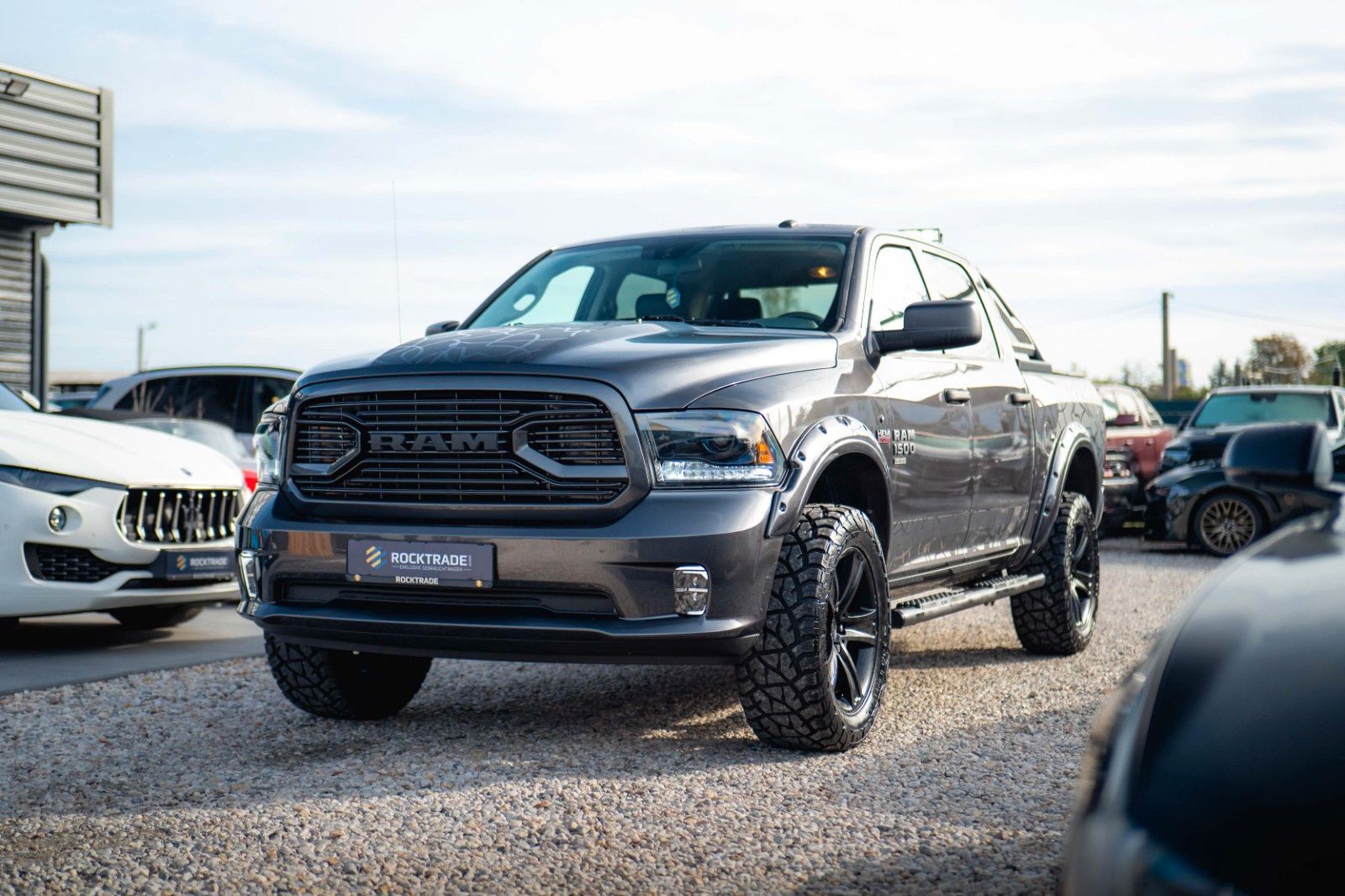 Fahrzeugabbildung Dodge RAM 5.7 V8 HEMI 4x4 OFFROAD Night-Paket *LED*19%