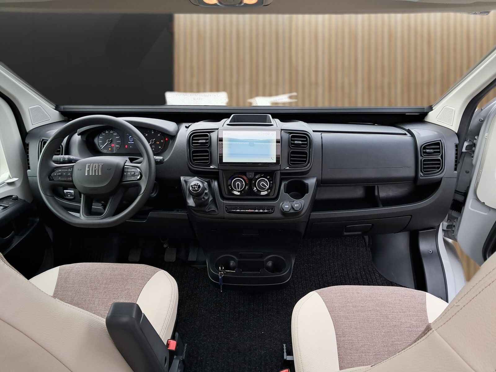 Fahrzeugabbildung Eura Mobil Van V 635 HB Captain-Chair-Sitze, Skyroof, RFK