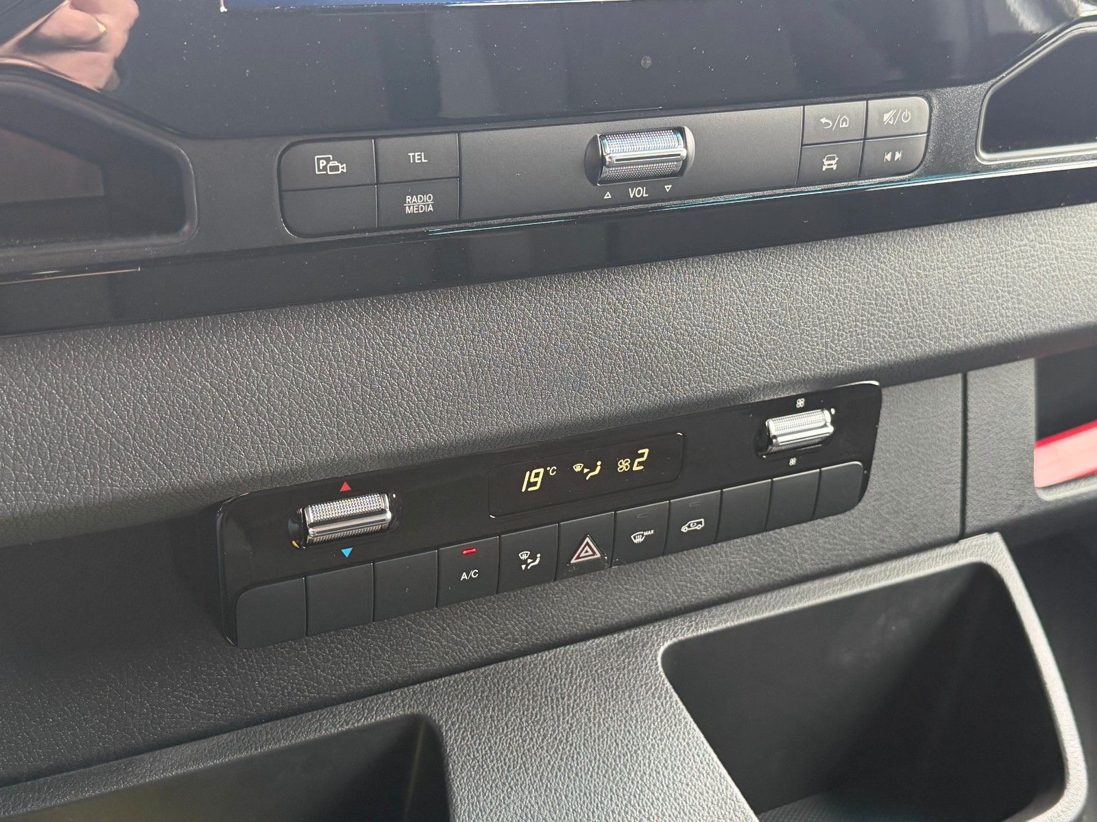 Fahrzeugabbildung Mercedes-Benz Sprinter 319 CDI 4x4 Klima AHK DISTRONIC