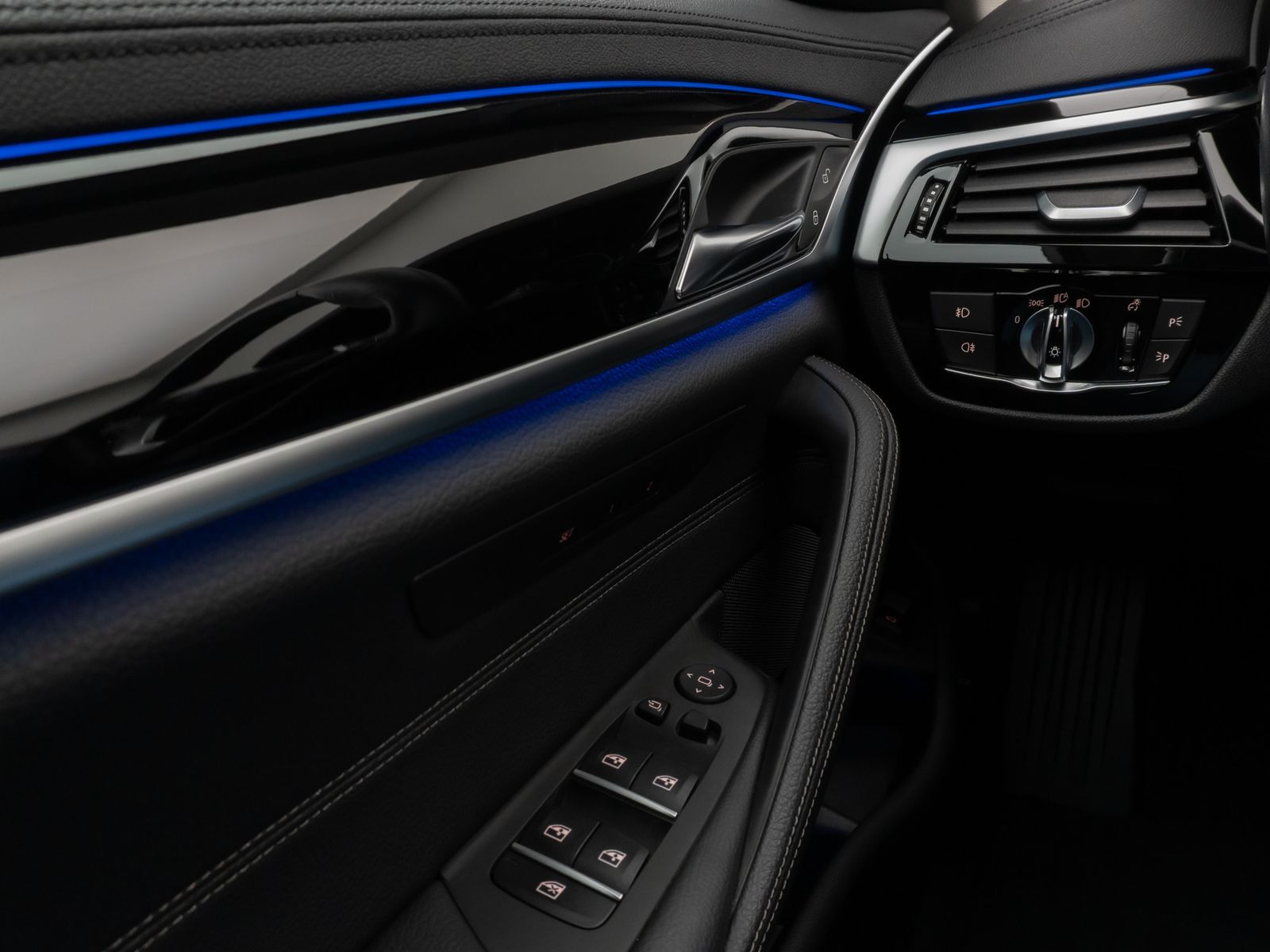 Fahrzeugabbildung BMW 520d Luxury Line Panorama Kamera HUD DAB HiFi