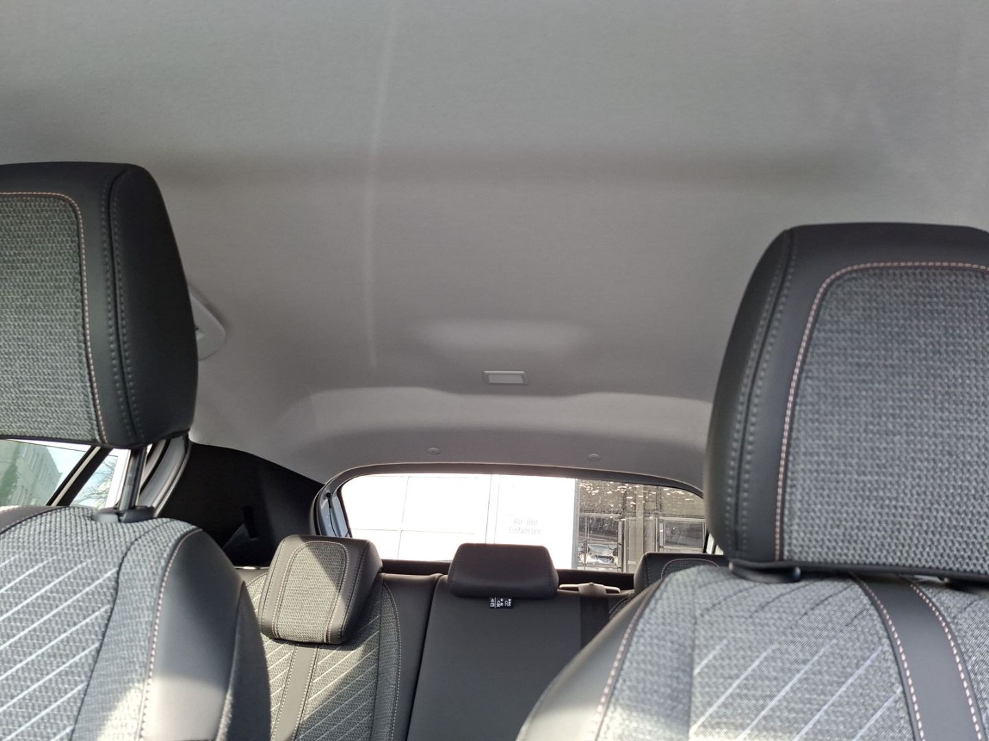 Peugeot e-208 - Bild 17