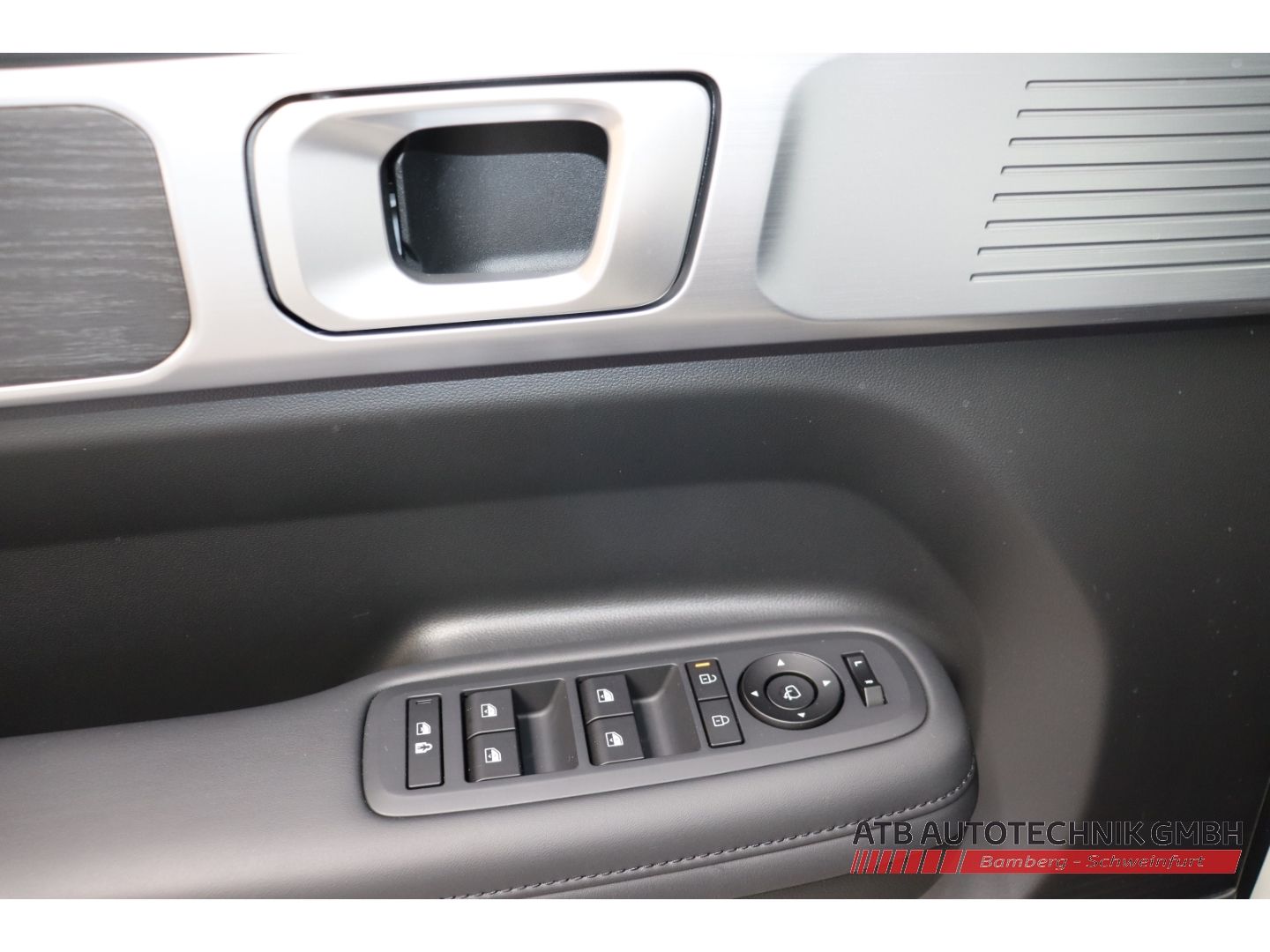 Fahrzeugabbildung Hyundai SANTA FE PHEV 1.6 T-GDI 4WD Signature Navi Leder
