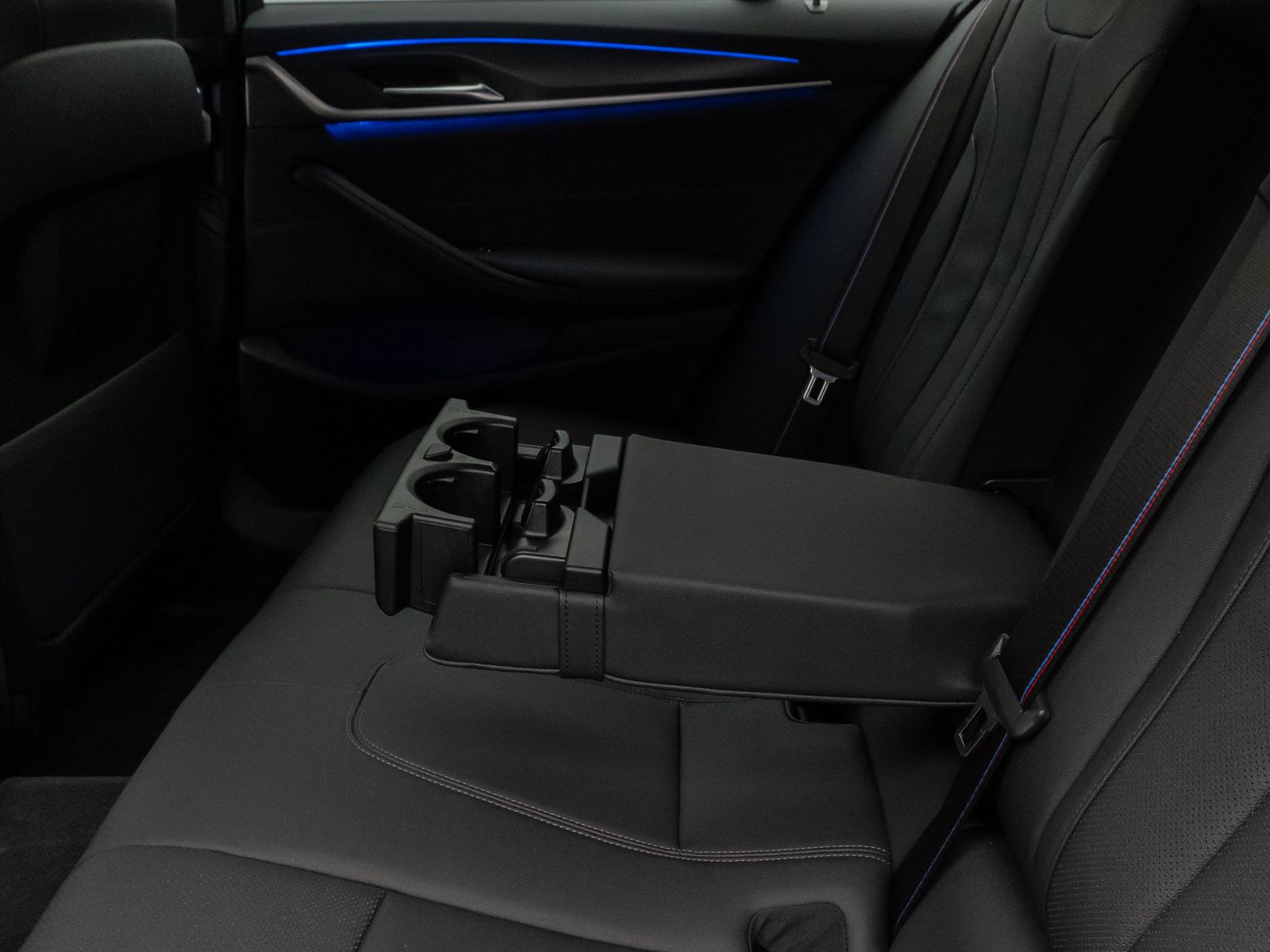 Fahrzeugabbildung BMW 530d xD M Sport Laser Kamera HUD DAB HiFi Komfor