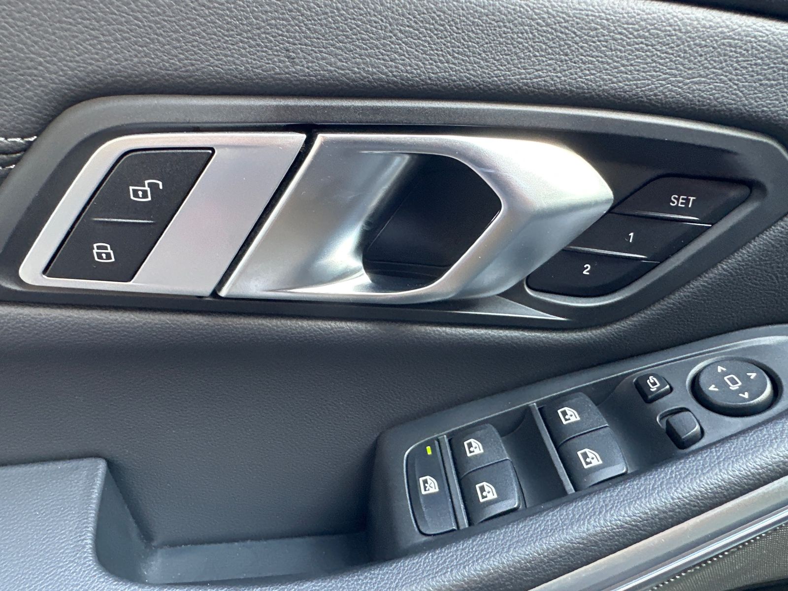 Fahrzeugabbildung BMW 320d Touring M-Sport NAV+LED+PANO+SHZ+PDC+DAB
