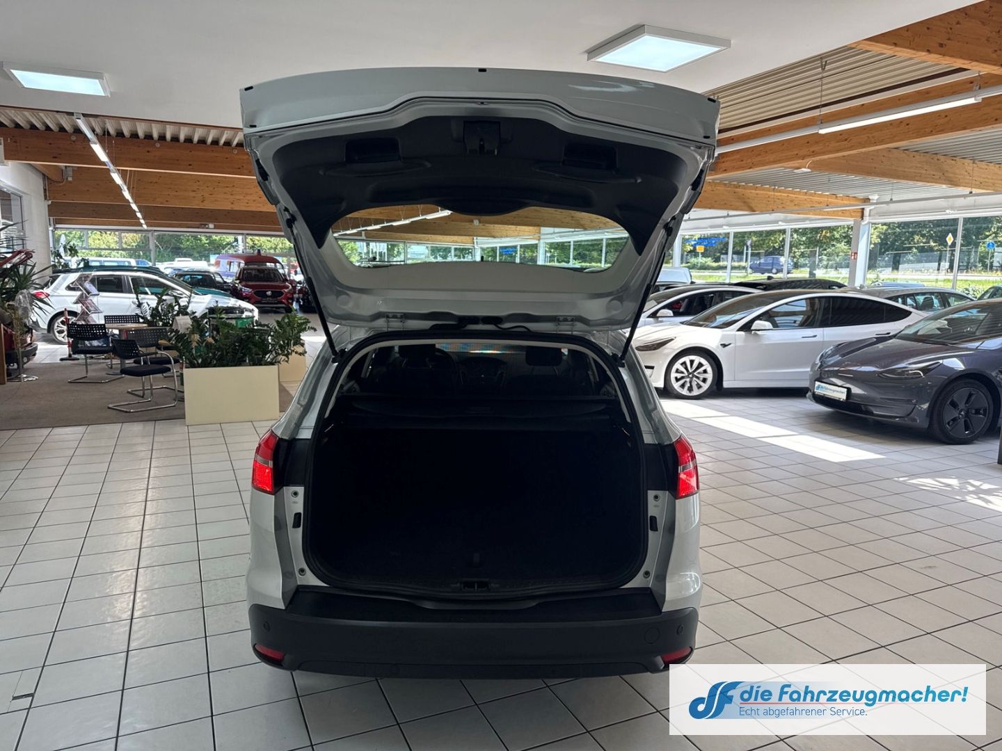 Fahrzeugabbildung Ford Focus Turnier Business 1.5 TDCi Navi Apple CarPl