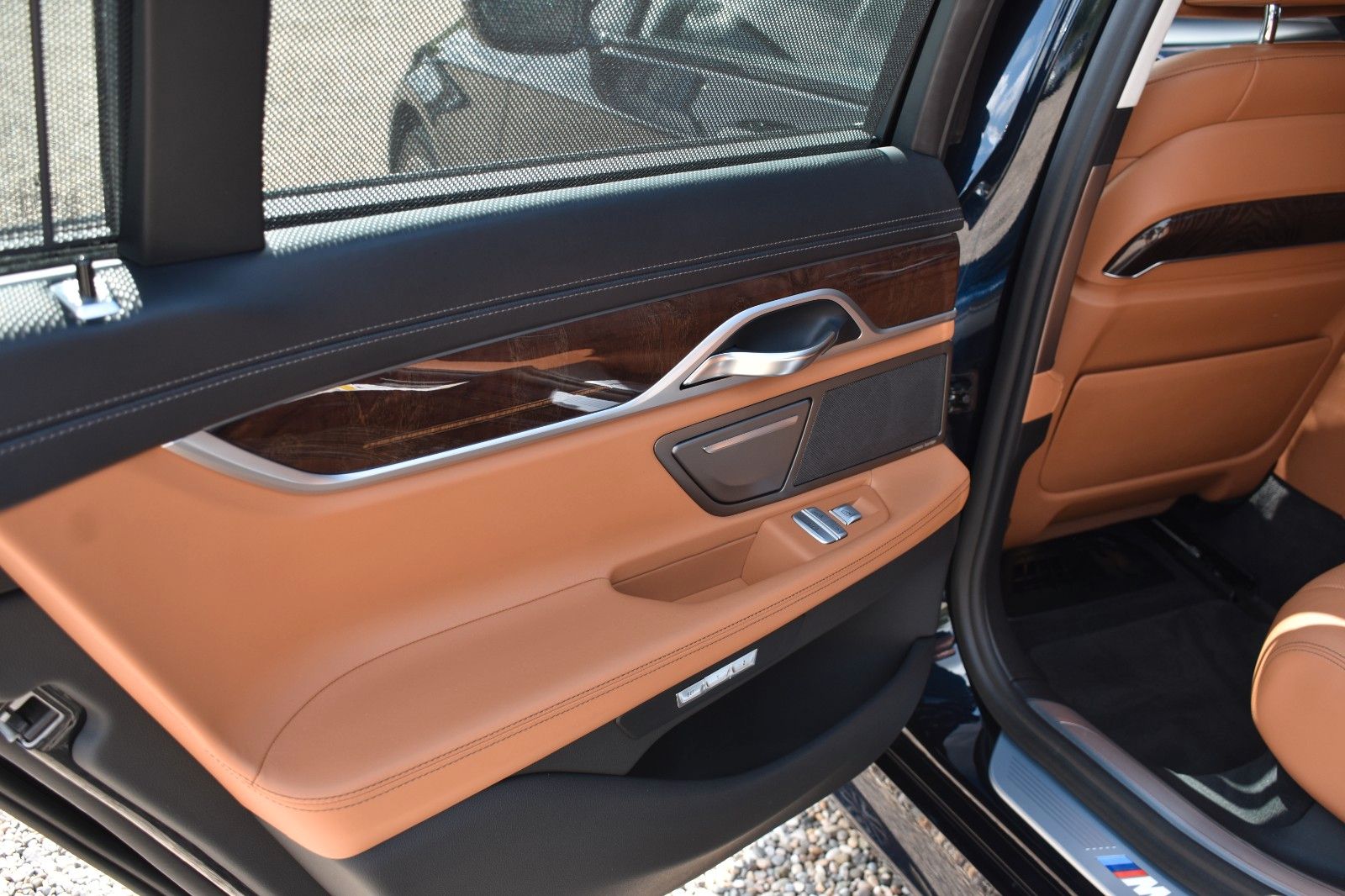 Fahrzeugabbildung BMW 750i xDrive M Sport Gestik Applecar H&K Garantie