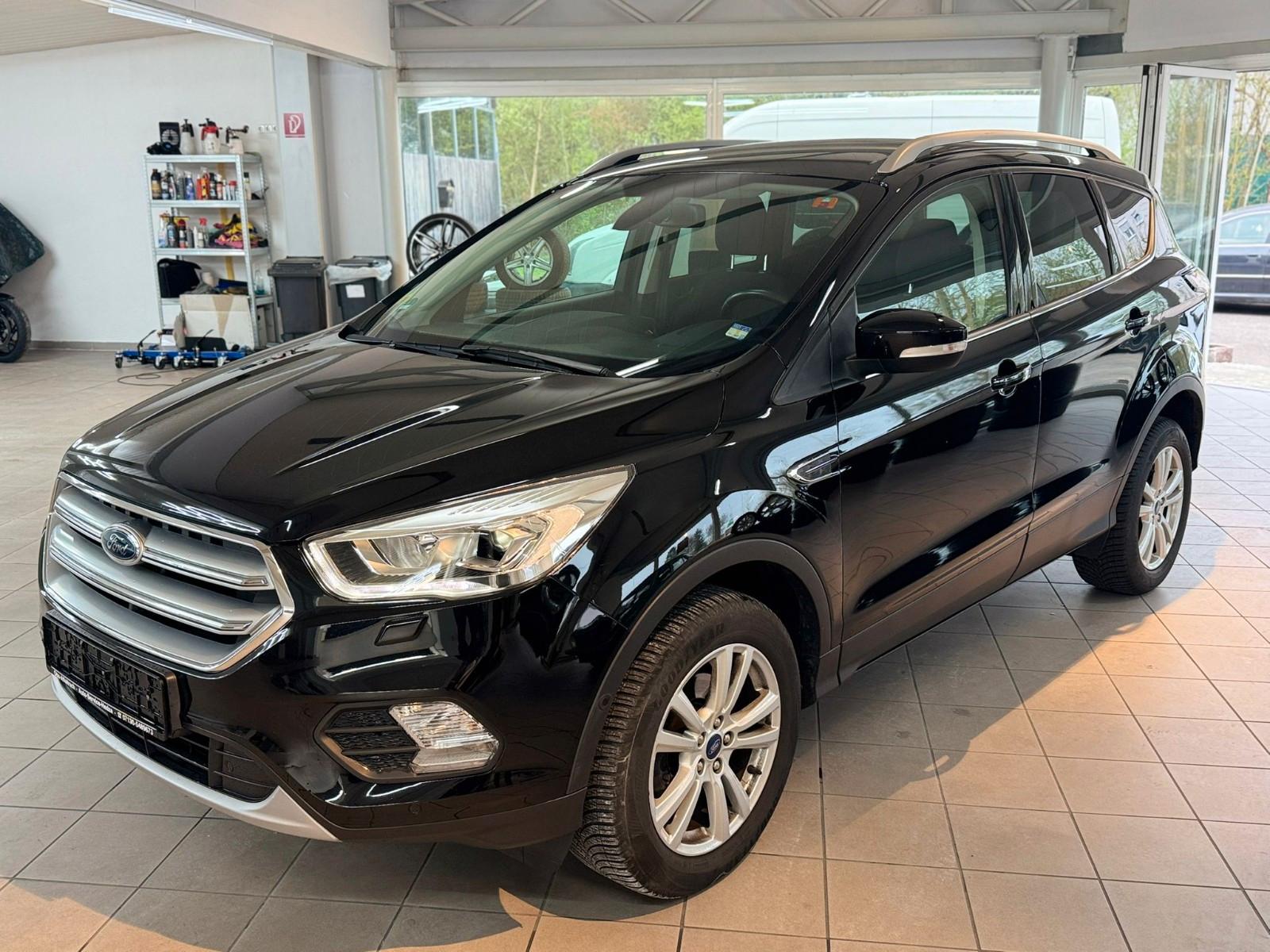 Ford Kuga SUV  1.5 BENZIN WENIG km 104.000