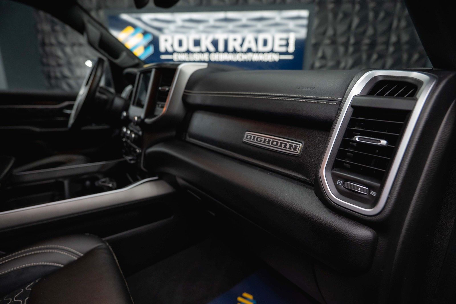 Fahrzeugabbildung Dodge RAM 5.7 V8 HEMI 4x4 OFFROAD NightPaket AXLE LOCK