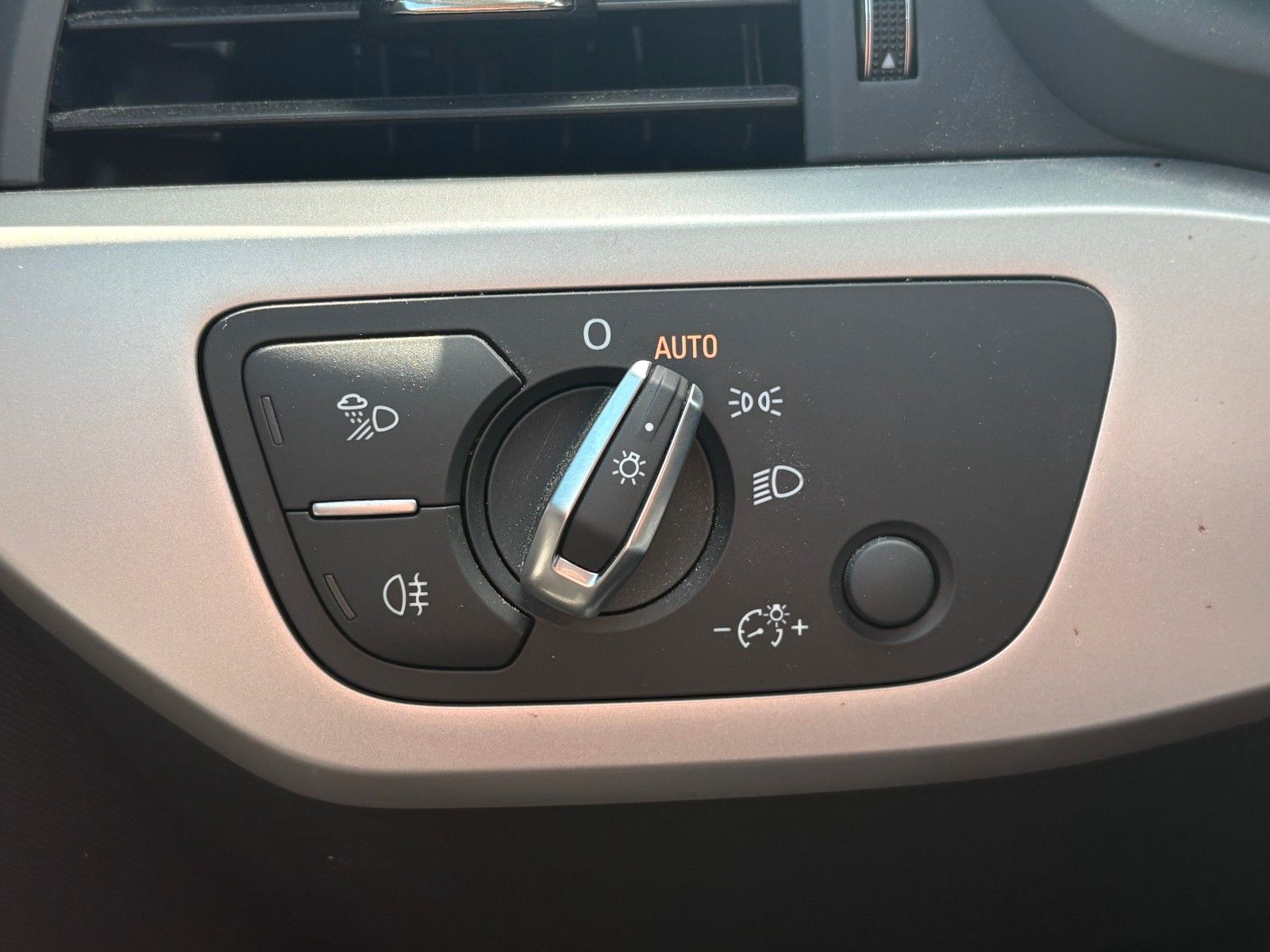 Fahrzeugabbildung Audi A4 Avant 35 TDI advanced Aut Navi LED AHK Kamera