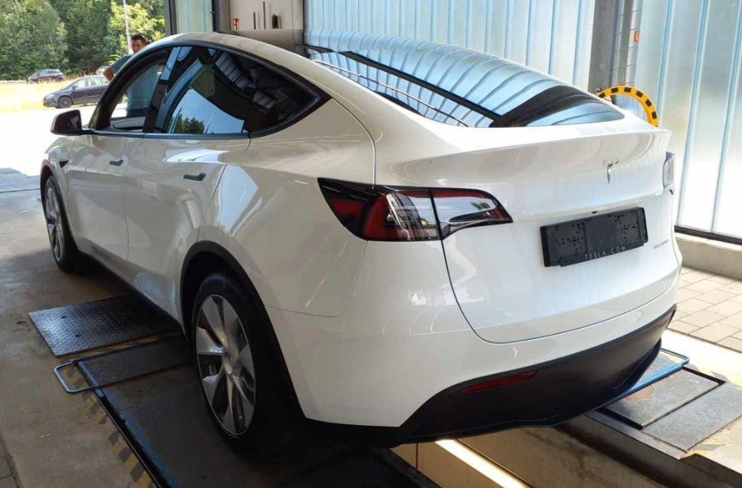 Tesla Model Y Long Range Dual AWD AHK Pano Berlin foto 4