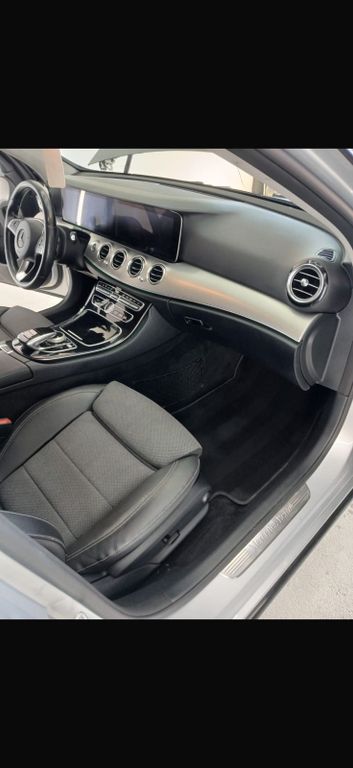 Image of Mercedes-Benz E 220