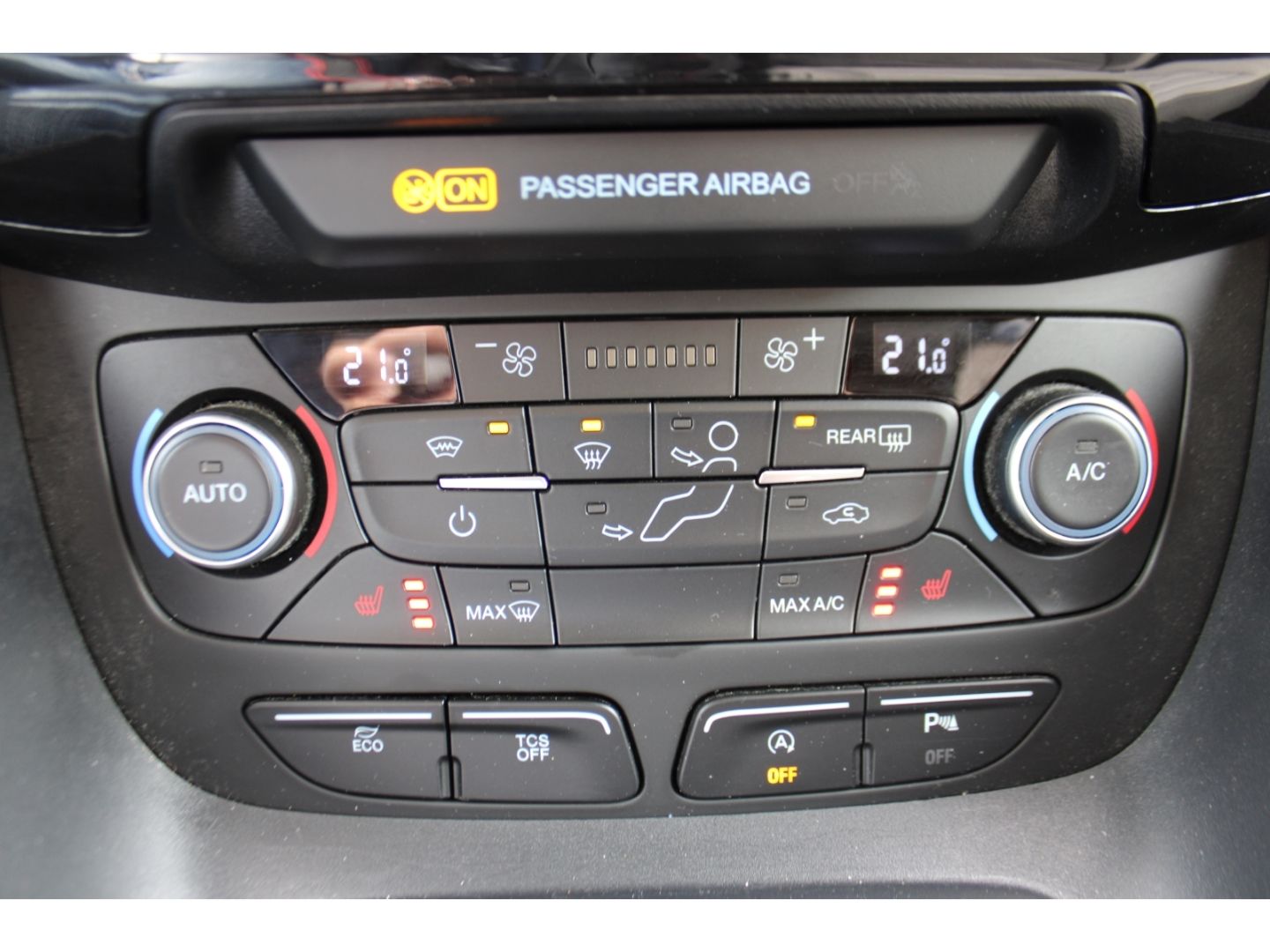 Fahrzeugabbildung Ford Tourneo Connect 1.5 TDCi Xenon Navi PDC RFK AHK