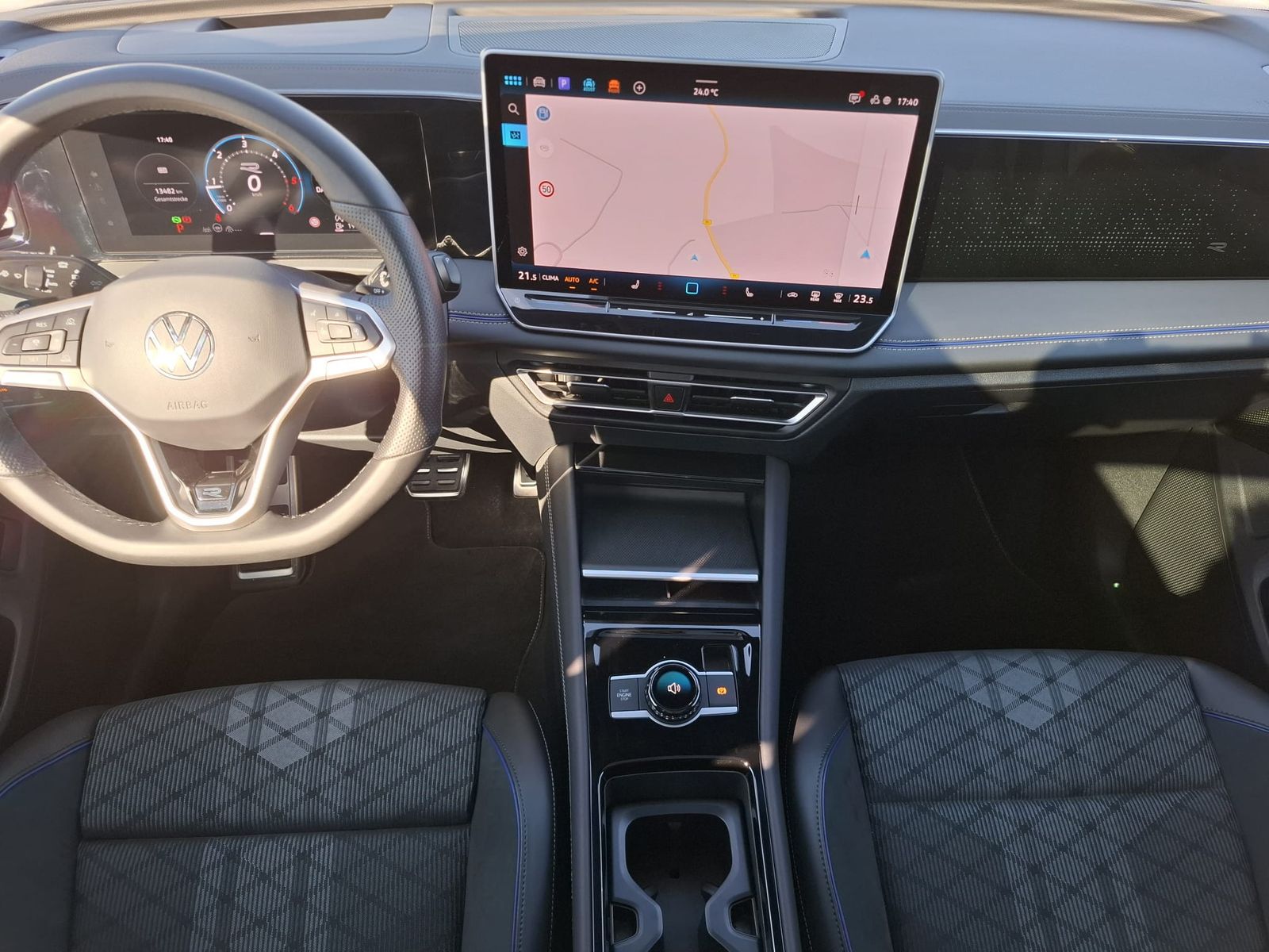 Fahrzeugabbildung Volkswagen Tiguan 2.0 TDI 4M R-Line BLACK*PAN*HK*AHK*MATRIX