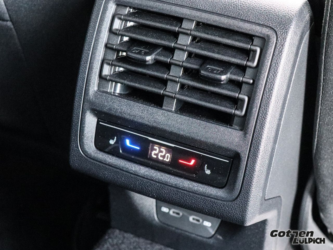 Fahrzeugabbildung Volkswagen Golf VIII Move1,5 TSI Navi ACC AHK Light Assist