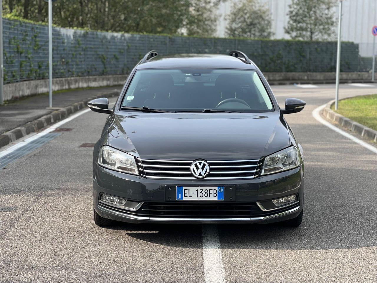 Volkswagen Passat 2011 — вигляд ззаду
